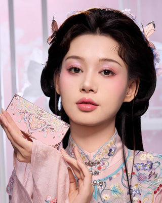 Flower Knows: Butterfly Cloud Collar - Embossed Six-Color Eyeshadow Palette